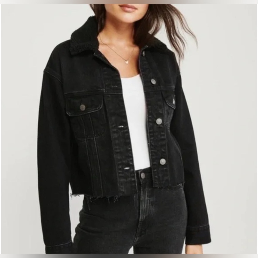 Abercrombie & Fitch Cropped Denim Jacket with Sherpa Collar